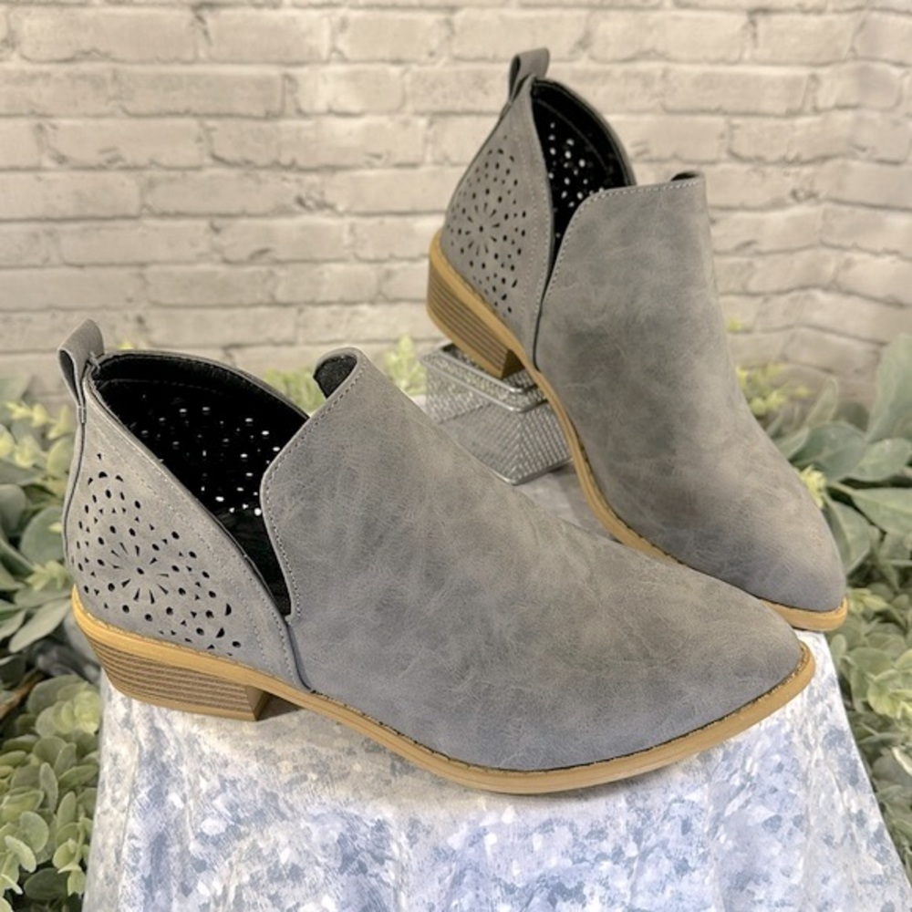 🩶Gray Chunky Low-Cut Perforated Western Styled Ankle Booties WMS 8.5M🩶NWOT